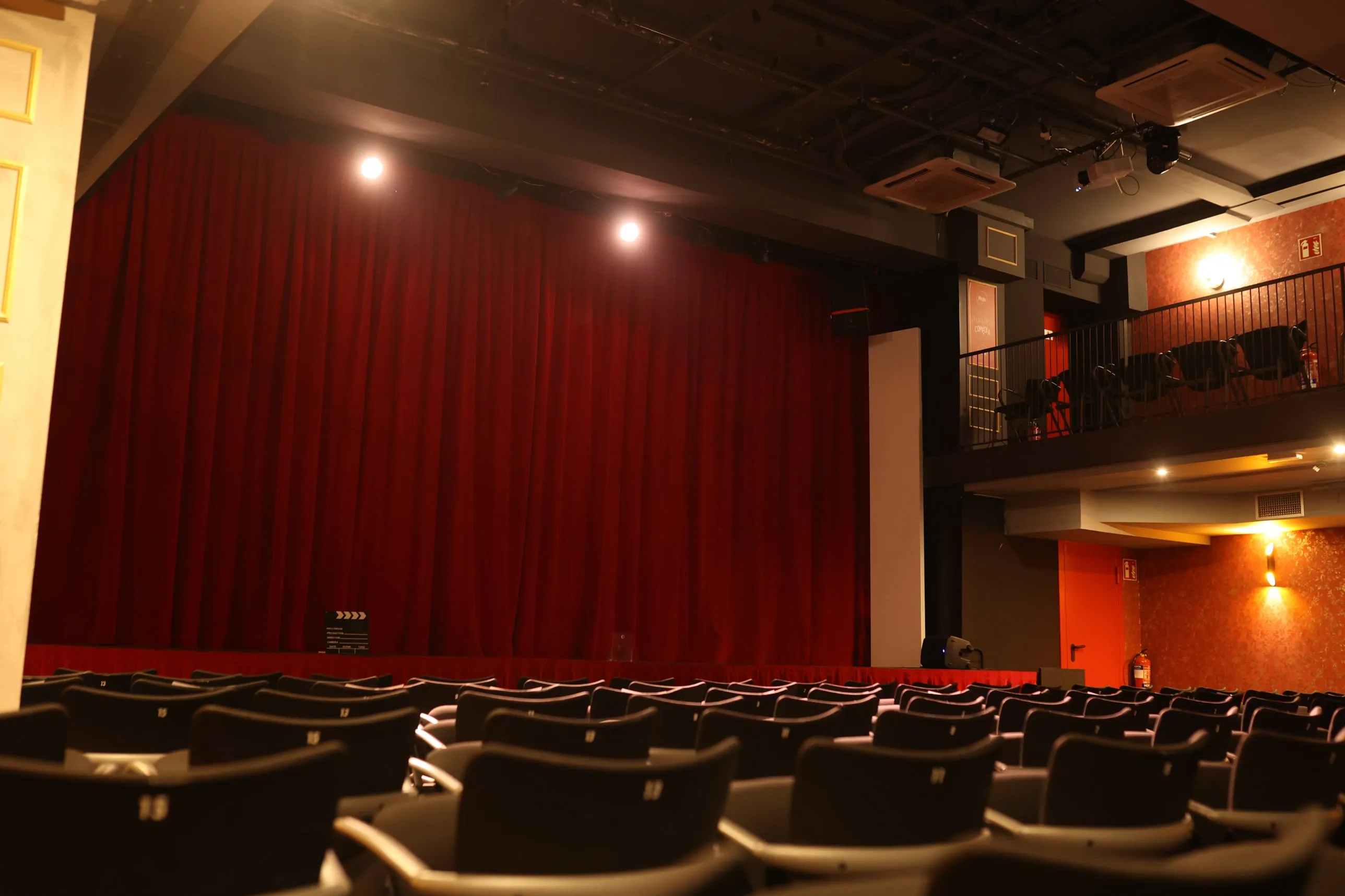 Pati de butaques amb la cortina vermella del Teatre Muntaner